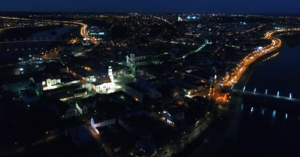 Letecký pohled na historické centrum města v noci — Stock video