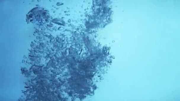 Burbujas en agua cámara lenta — Vídeos de Stock