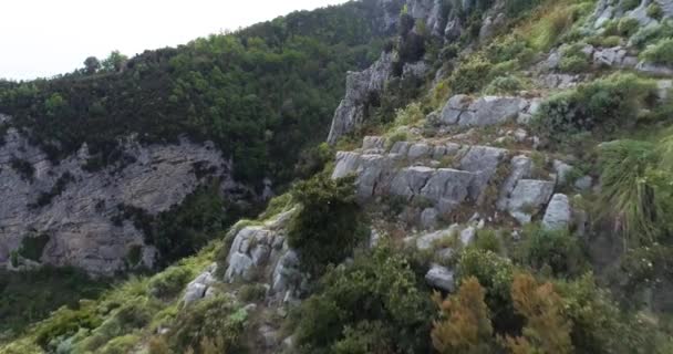 Voo em montanhas acima da costa amalfitana na Itália — Vídeo de Stock