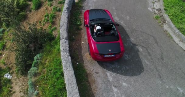 Voiture convertible sport rouge se déplaçant dans la côte amalfitaine — Video
