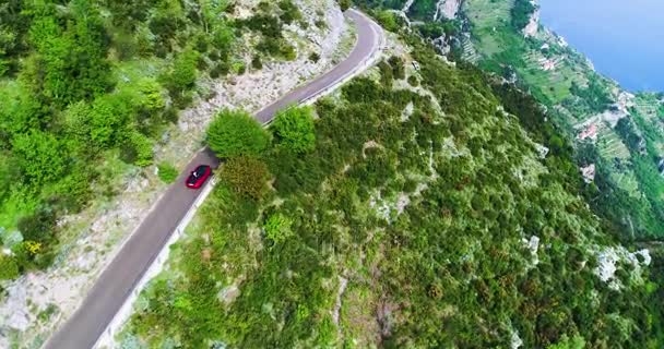 Красный спортивный кабриолет на побережье Амальфи — стоковое видео