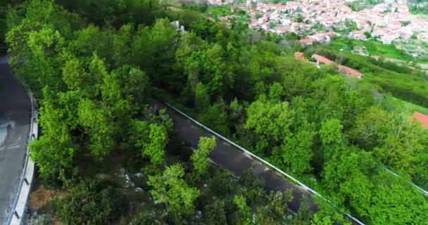 Voiture convertible sport rouge se déplaçant dans la côte amalfitaine — Video