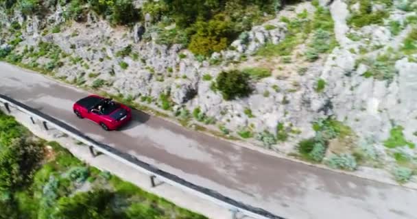 Carro conversível esporte vermelho em movimento na costa de Amalfi — Vídeo de Stock