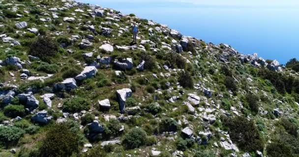 Joung žena na pěší túru do hor nad pobřeží Amalfi — Stock video