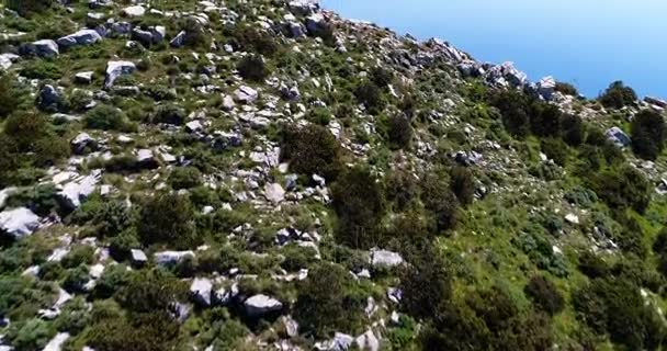 Sobrevolando montañas por la costa de Amalfy — Vídeo de stock