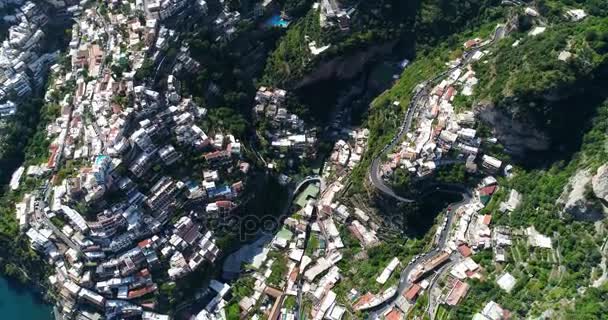 Hermoso vuelo sobre Positano en la costa de Amalfi en Italia — Vídeos de Stock