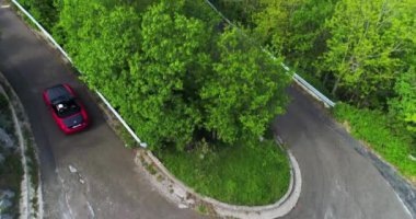 kırmızı spor Cabrio araba Amalfi coast için yapılan taşıma