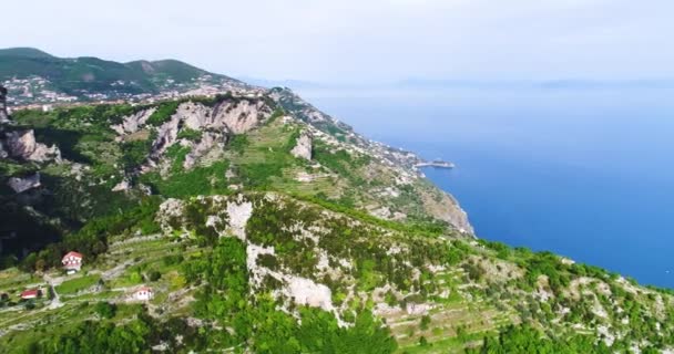 Vol dans les montagnes au-dessus de la côte amalfitaine en Italie — Video