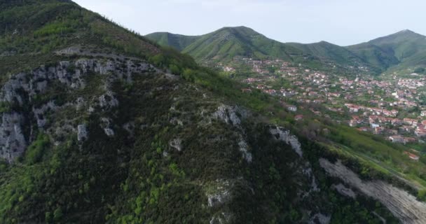 Vuelo en las montañas por encima de la costa amalfitana en Italia — Vídeos de Stock