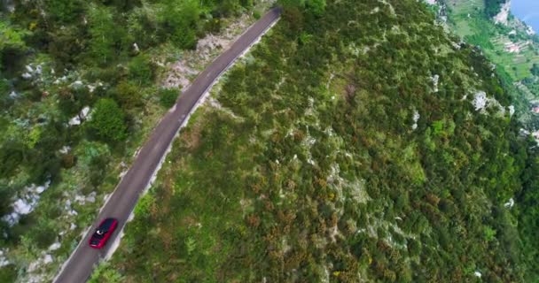 Voiture convertible sport rouge se déplaçant dans la côte amalfitaine — Video