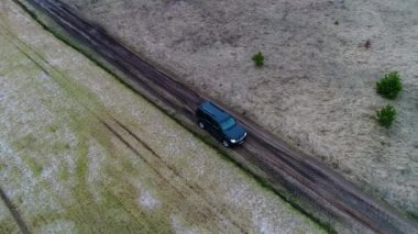 SUV offroad araç, under