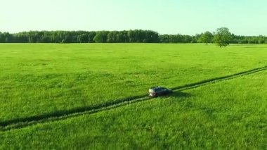 Bir havada, yeşil tarlalarda yolda hareket suv araba havadan görünümü