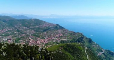 Amalfi coast yukarıda dağlarda hiking joung kadın