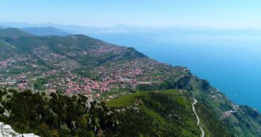 uçan dağları Amalfy sahil ile yukarıda