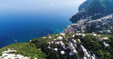 İtalya 'daki Amalfi Sahili' nde Positano üzerinde Güzel Uçuş