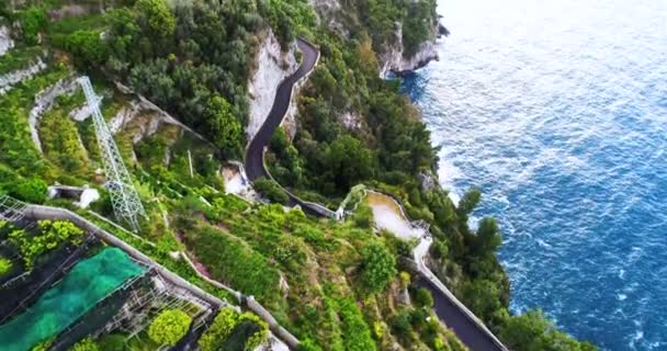 Coche descapotable deportivo rojo en movimiento en la costa de Amalfi — Vídeos de Stock