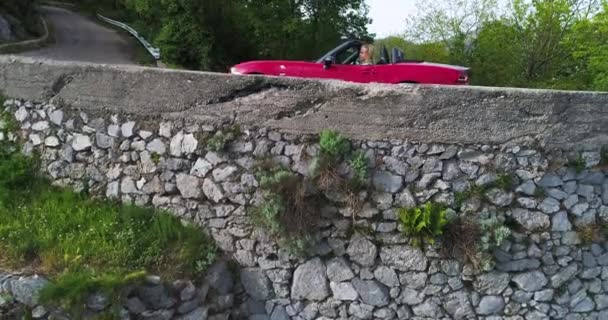 Voiture convertible sport rouge se déplaçant dans la côte amalfitaine — Video