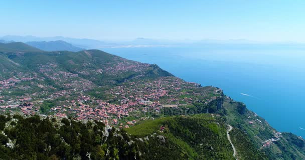 Amalfi coast yukarıda dağlarda hiking joung kadın — Stok video