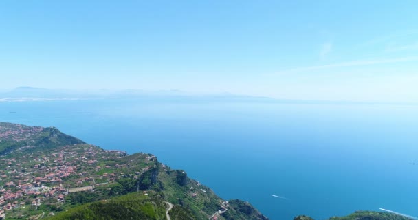 Γυναίκα Joung πεζοπορία στα βουνά πάνω από την ακτή Αμάλφι — Αρχείο Βίντεο