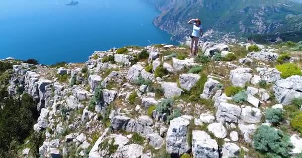 Huizes vrouw wandelen in de bergen boven de kust van Amalfi — Stockvideo