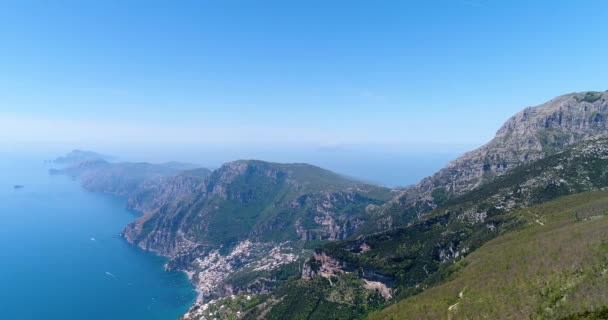 Joung mulher caminhadas em montanhas acima da costa de Amalfi — Vídeo de Stock