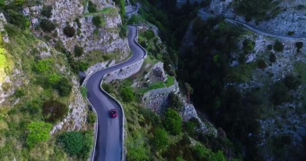 Červené sportovní kabriolet auto v Amalfinském pobřeží — Stock video