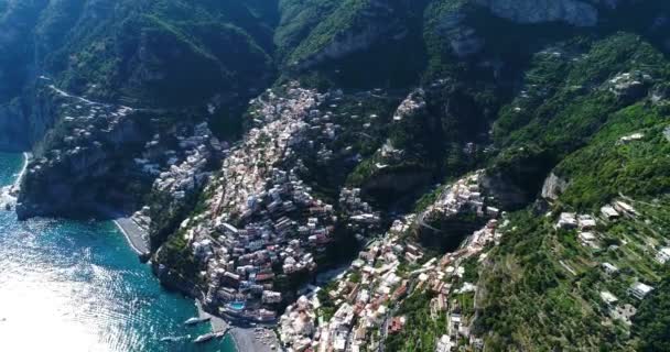 Hermoso vuelo sobre Positano en la costa de Amalfi en Italia — Vídeos de Stock