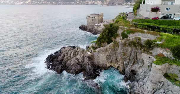 Hermosa vista aérea de la costa de Amalfi en Italia — Vídeo de stock