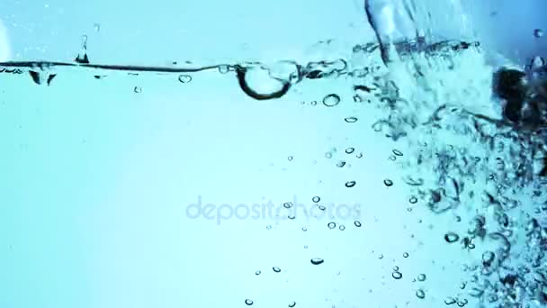 Burbujas en agua cámara lenta — Vídeo de stock