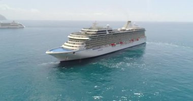 Amalfi, İtalya için hava görünüm büyük cruise gemi geldi