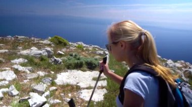 Genç kadın dağlarda Amalfi coast üzerinde hiking. Ağır çekim