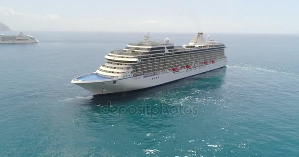 Vista aérea del gran crucero llegó a Amalfi en Italia — Vídeo de stock