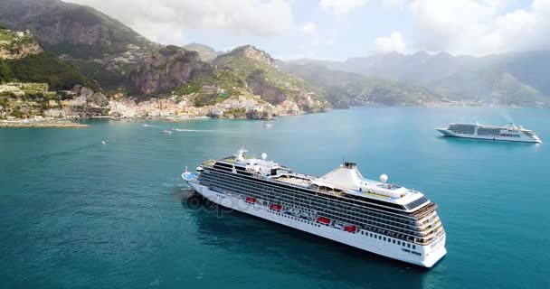 Luchtfoto uitzicht van Big cruiseschip kwam naar Amalfi at Italië — Stockvideo
