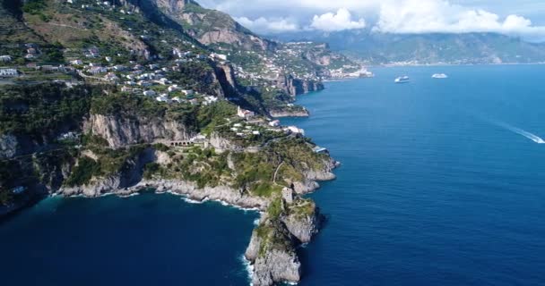 Vista aérea de la hermosa costa amalfitana en el sur de Italia — Vídeos de Stock
