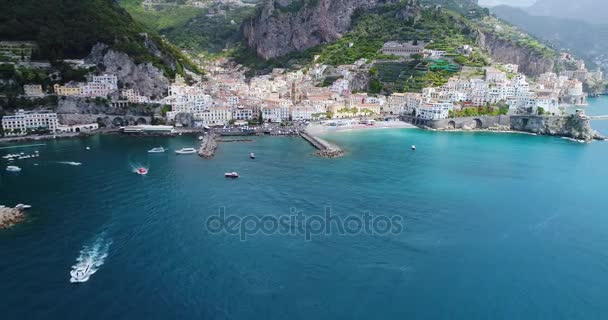 Hermoso vuelo sobre Amalfi en Italia — Vídeo de stock