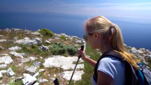 Молодая женщина, путешествующая в горах над побережьем Амальфи. Медленное движение — стоковое видео