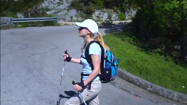 Mujer joven senderismo en las montañas sobre la costa de Amalfi — Vídeo de stock