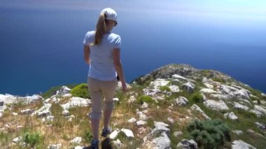 Genç kadın dağlarda Amalfi coast üzerinde hiking