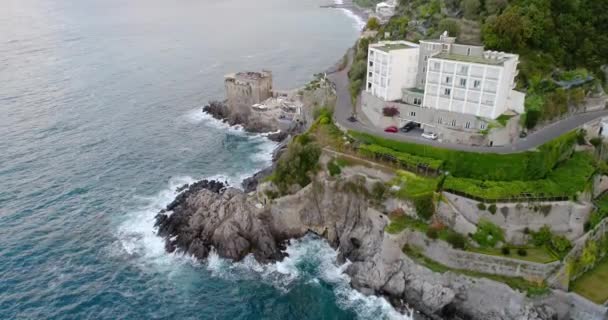 Вид с высоты птичьего полета на побережье Амальфи в Италии — стоковое видео