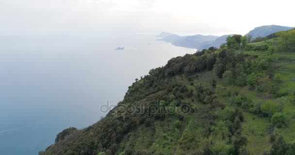 Vuelo en las montañas por encima de la costa amalfitana en Italia — Vídeos de Stock
