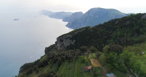 Πτήση στα βουνά πάνω από την ακτή Αμάλφι στην Ιταλία — Αρχείο Βίντεο