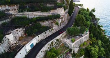 kırmızı spor Cabrio araba Amalfi coast için yapılan taşıma