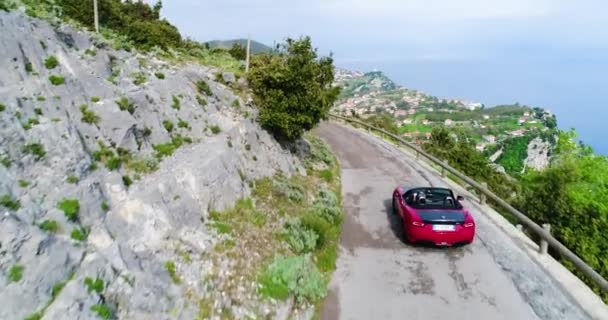 Coche descapotable deportivo rojo en movimiento en la costa de Amalfi — Vídeo de stock