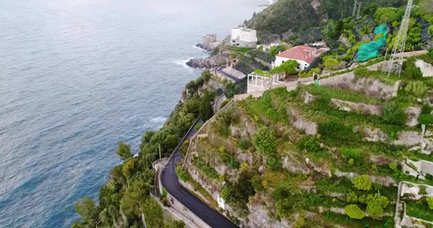 Coche descapotable deportivo rojo en movimiento en la costa de Amalfi — Vídeo de stock