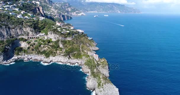 Vista aerea della bellissima costa amalfitana del sud Italia — Video Stock
