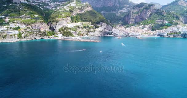 Hermoso vuelo sobre Amalfi en Italia — Vídeo de stock