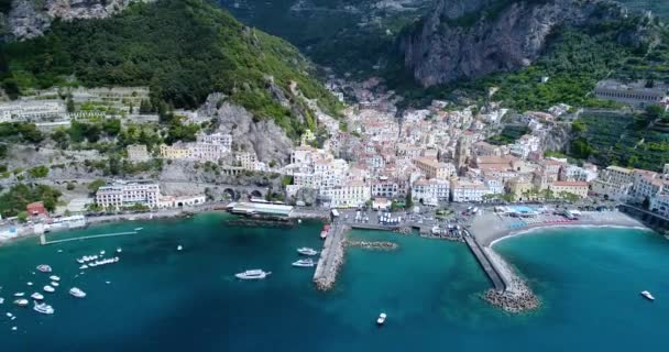Hermoso vuelo sobre Amalfi en Italia — Vídeo de stock