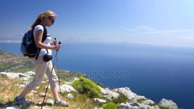 Genç kadın dağlarda Amalfi coast üzerinde hiking