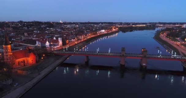 Vista aérea del casco antiguo de la ciudad por la noche — Vídeo de stock