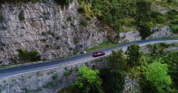 Rotes Sportcabrio bewegt sich in Amalfi-Küste — Stockvideo